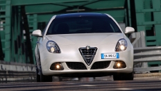 Фото экстерьера Alfa Romeo Giulietta (Альфа Ромео Джульетта) / Progression<br><span> 1.4 / 170 л.с. / Робот (6 ст.) / Передний привод</span>