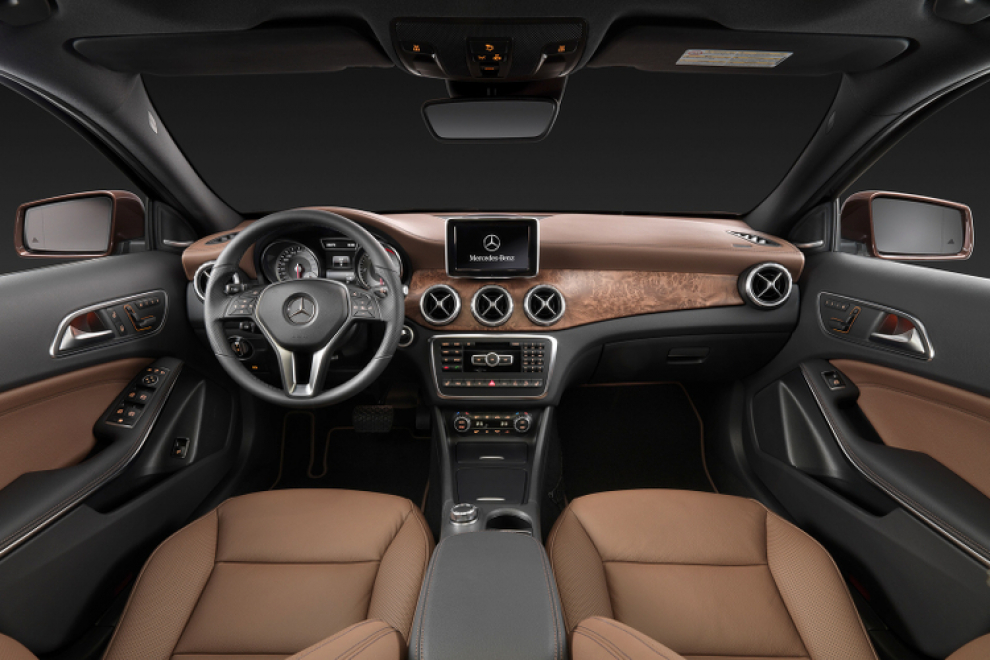 Салон Mercedes-Benz GLA 2013 кроссовер