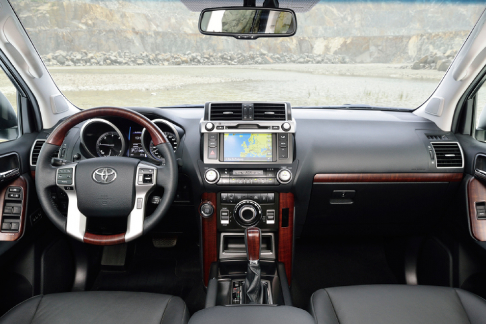 Салон Toyota Land Cruiser Prado 2014 внедорожник