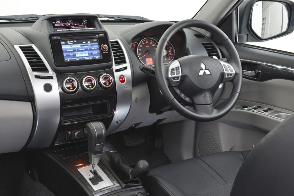 Салон Mitsubishi Pajero Sport 2013 внедорожник