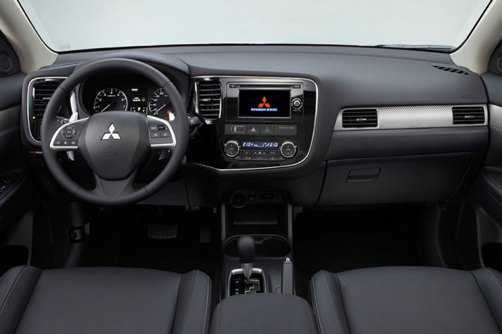 Салон Mitsubishi Outlander 2014 кроссовер