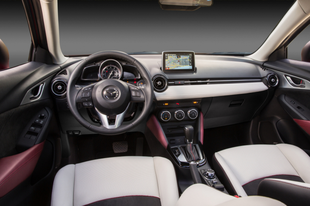 Салон Mazda CX-3 кроссовер 2015