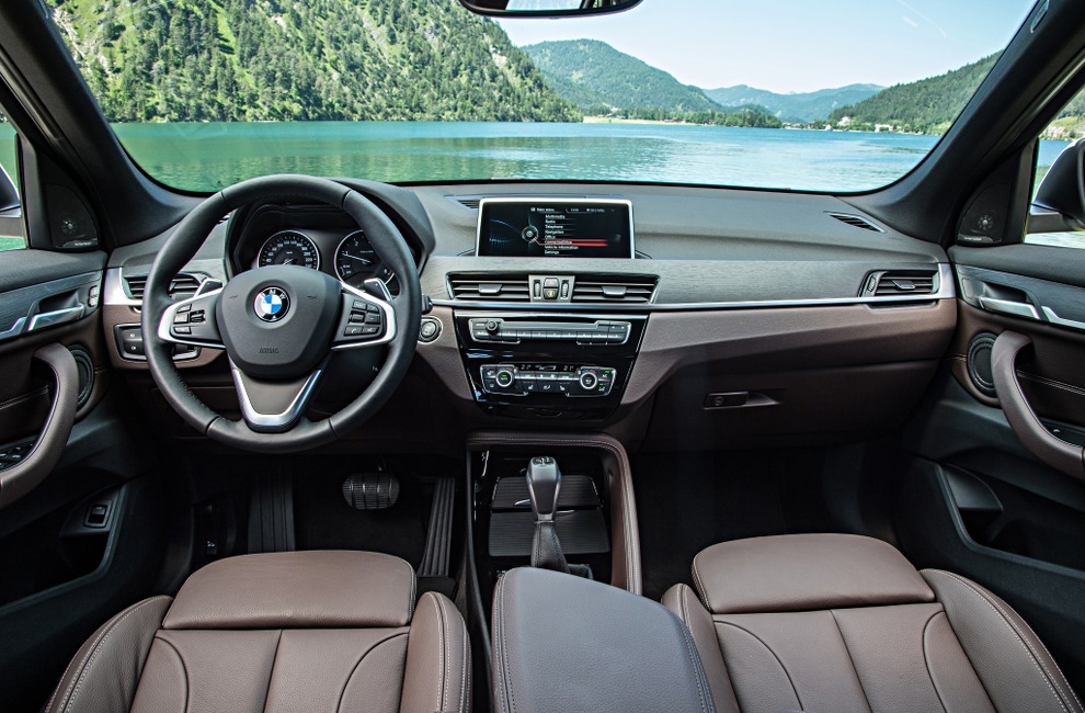 Салон BMW X1 2015 кроссовер