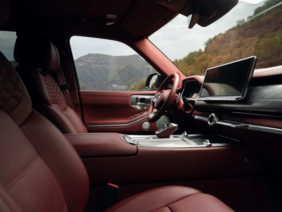 ���� TANK 700