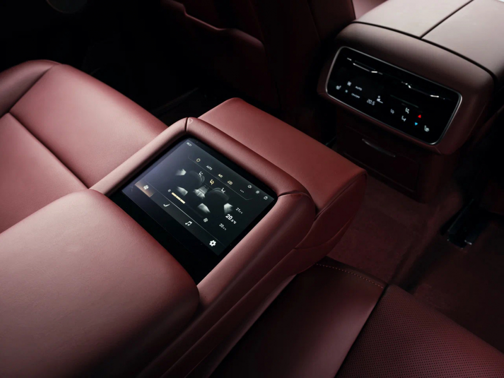 ���� TANK 700