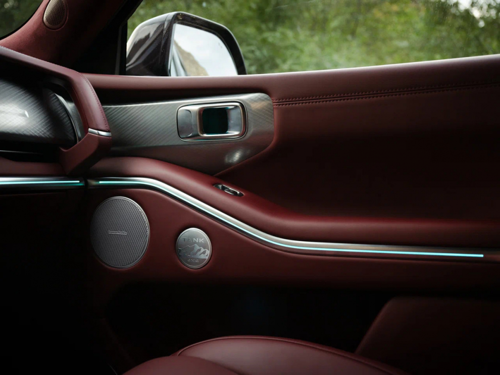 ���� TANK 700